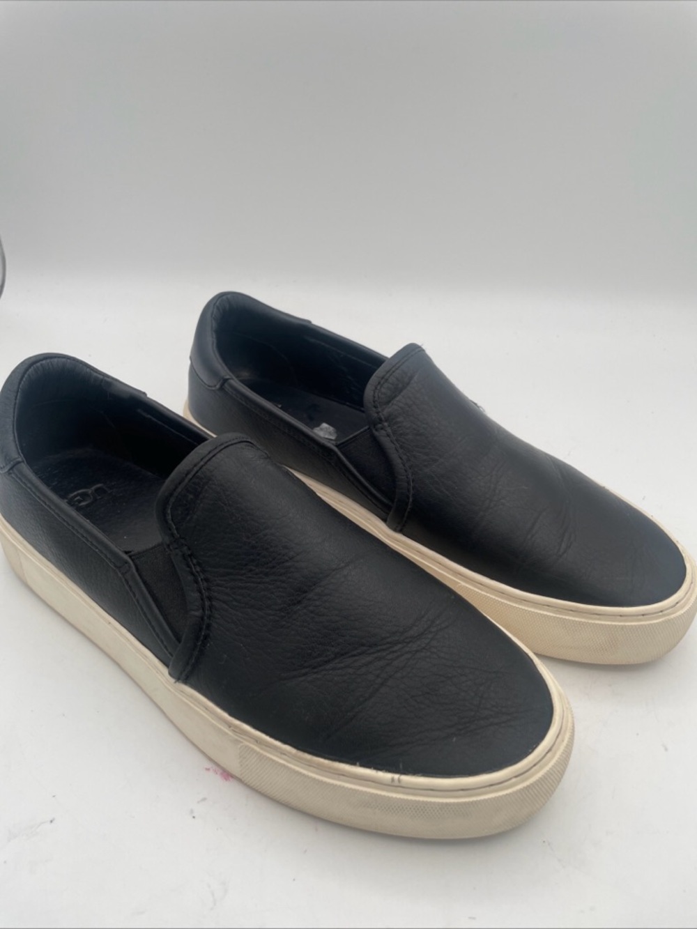 UGG‎ Women’s black leather Slip-On  Sneaker Loafer Comfort Size 8.5